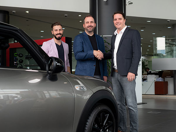 MINI الشرق الأوسط تعقد شراكة مع "إيكار" ekar لتزويد عملائها بسيارات فاخرة